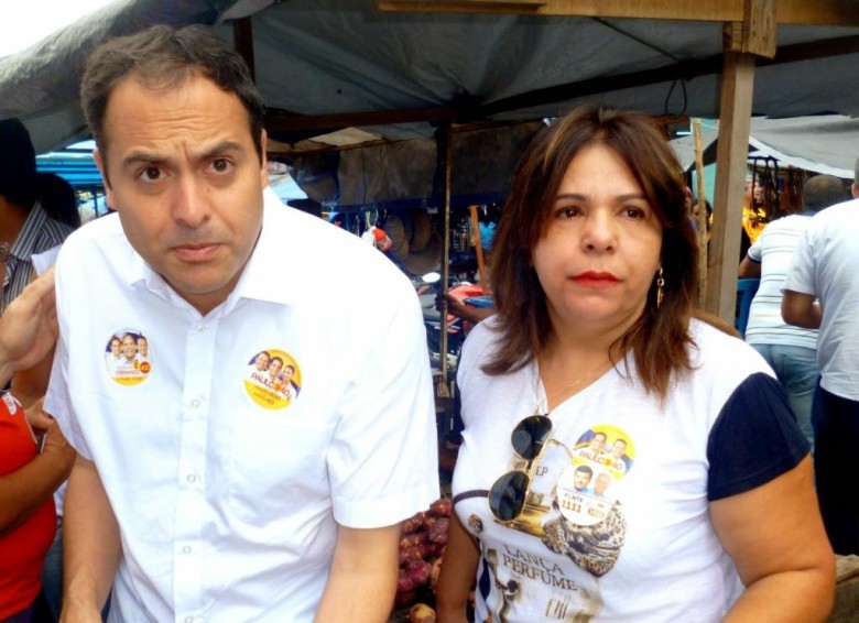 Paulo Câmara e Rosineide Barbosa durante caminhada na feira de Surubim | Foto: Charles Nascimento