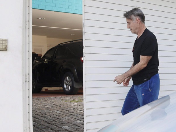 Eike Batista durante operação que apreendeu carros na casa da ex-mulher Luma de Oliveira | Foto: Marcelo Carnaval