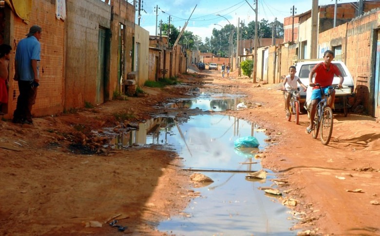 Esgoto a céu aberto em rua periférica do bairro Cidade Estrutural, situada no SCIA, Distrito Federal.