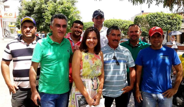 Os candidatos a prefeito e vice, Hélio Sales e Fábio Pessoa, ao lado de amigos | Foto: Divulgação/Facebook